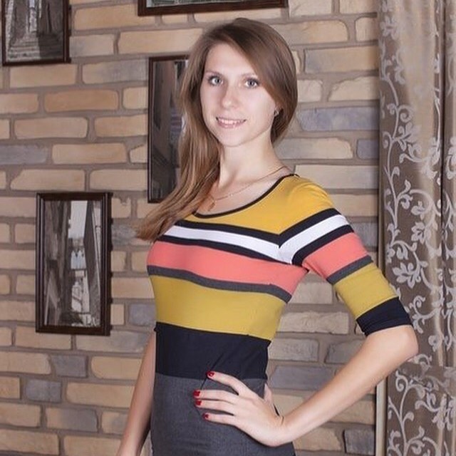 Елена Зрякина у кирпичной стены